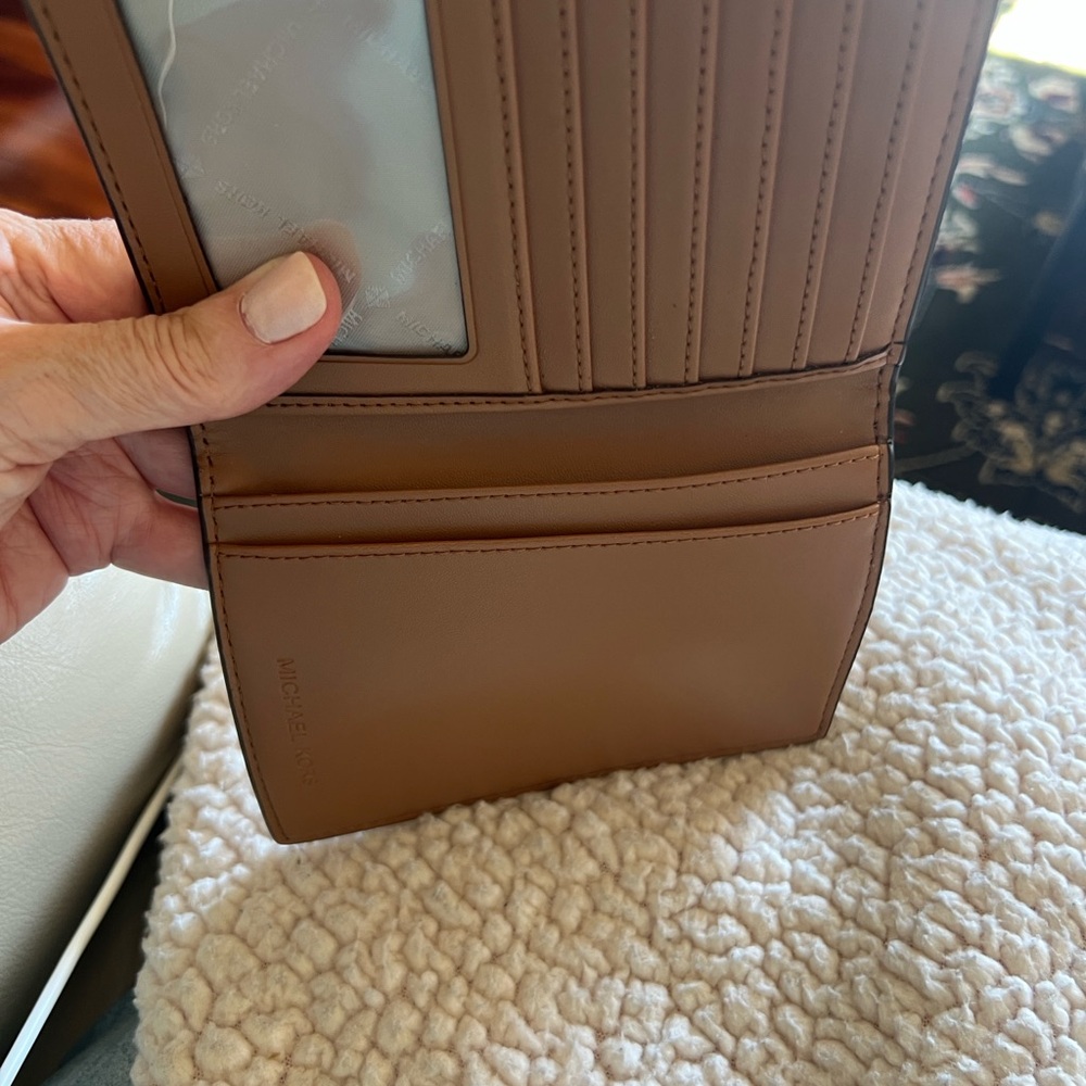 Brand new Michael Kors Bi-fold card wallet - Picture 5 of 7